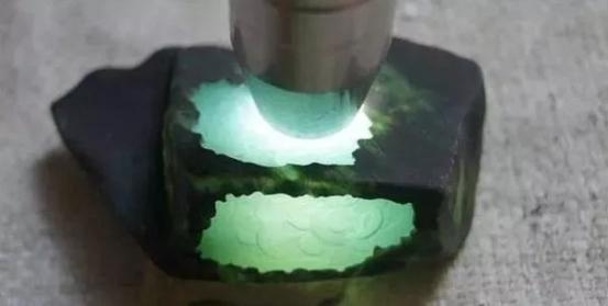 天然翡翠原石,翡翠原石怎么估价格-第4张图片-翡翠网 天然翡翠原石,翡翠原石怎么估价格-第4张图片-翡翠网