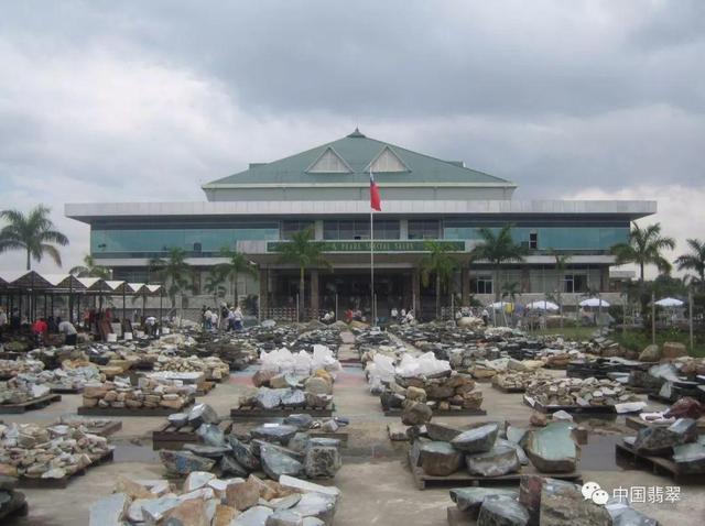 翡翠赌石专业书籍翡翠毛料赌石知识的书-第1张图片-翡翠网 翡翠赌石专业书籍翡翠毛料赌石知识的书-第1张图片-翡翠网