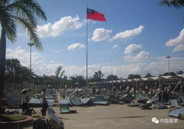 翡翠赌石专业书籍翡翠毛料赌石知识的书-第2张图片-翡翠网 翡翠赌石专业书籍翡翠毛料赌石知识的书-第2张图片-翡翠网