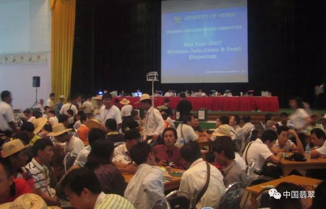 翡翠赌石专业书籍翡翠毛料赌石知识的书-第3张图片-翡翠网 翡翠赌石专业书籍翡翠毛料赌石知识的书-第3张图片-翡翠网