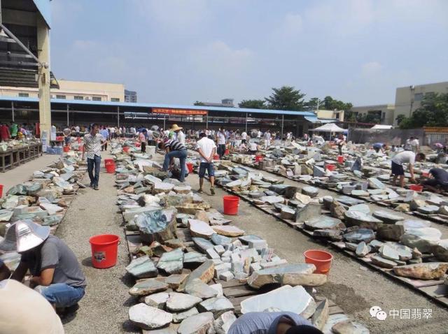 翡翠赌石专业书籍翡翠毛料赌石知识的书-第7张图片-翡翠网 翡翠赌石专业书籍翡翠毛料赌石知识的书-第7张图片-翡翠网