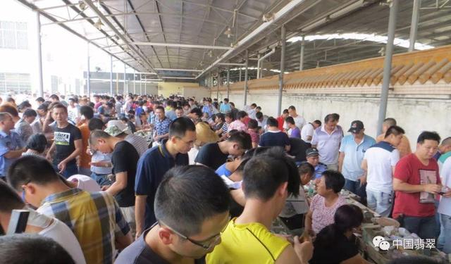 翡翠赌石专业书籍翡翠毛料赌石知识的书-第8张图片-翡翠网 翡翠赌石专业书籍翡翠毛料赌石知识的书-第8张图片-翡翠网