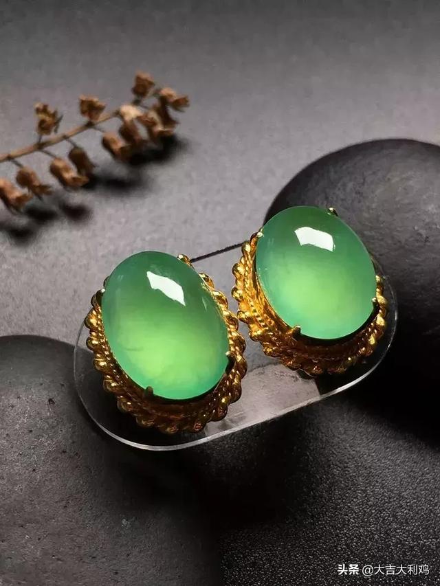 龙钩翡翠价格,龙牌适合什么生肖人戴-第1张图片-翡翠网 龙钩翡翠价格,龙牌适合什么生肖人戴-第1张图片-翡翠网