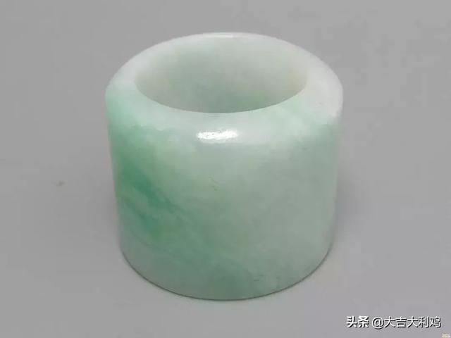 龙钩翡翠价格,龙牌适合什么生肖人戴-第2张图片-翡翠网 龙钩翡翠价格,龙牌适合什么生肖人戴-第2张图片-翡翠网