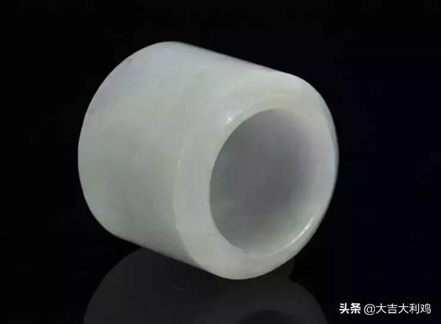 龙钩翡翠价格,龙牌适合什么生肖人戴-第6张图片-翡翠网 龙钩翡翠价格,龙牌适合什么生肖人戴-第6张图片-翡翠网