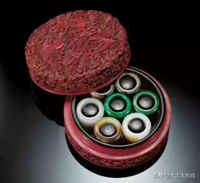 龙钩翡翠价格,龙牌适合什么生肖人戴-第7张图片-翡翠网 龙钩翡翠价格,龙牌适合什么生肖人戴-第7张图片-翡翠网