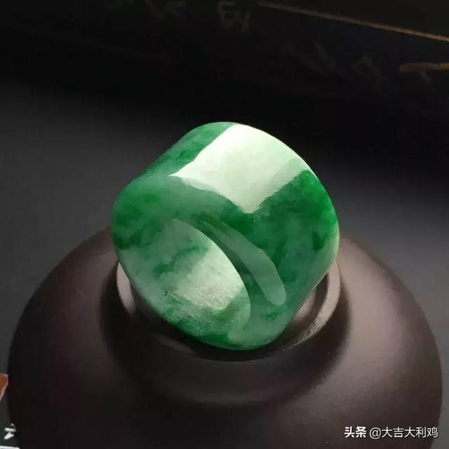 龙钩翡翠价格,龙牌适合什么生肖人戴-第8张图片-翡翠网 龙钩翡翠价格,龙牌适合什么生肖人戴-第8张图片-翡翠网