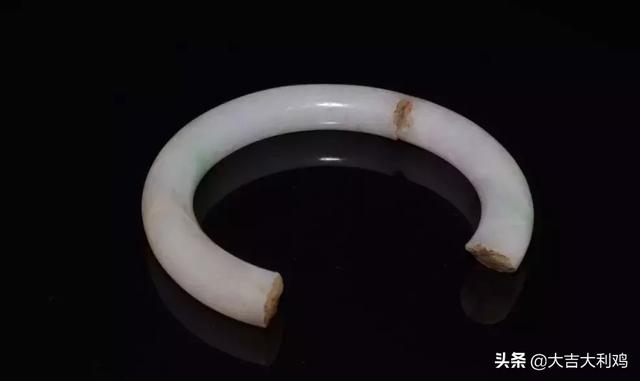 龙钩翡翠价格,龙牌适合什么生肖人戴-第17张图片-翡翠网 龙钩翡翠价格,龙牌适合什么生肖人戴-第17张图片-翡翠网