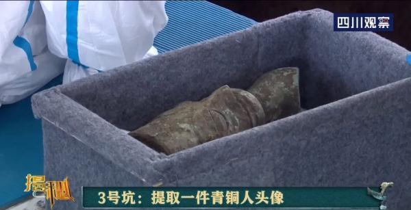 纯白翡翠手镯带点黄聚宝盆真假翡翠手镯-第3张图片-翡翠网 纯白翡翠手镯带点黄聚宝盆真假翡翠手镯-第3张图片-翡翠网