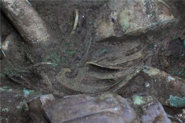 纯白翡翠手镯带点黄聚宝盆真假翡翠手镯-第4张图片-翡翠网 纯白翡翠手镯带点黄聚宝盆真假翡翠手镯-第4张图片-翡翠网