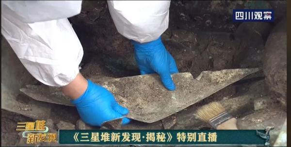 纯白翡翠手镯带点黄聚宝盆真假翡翠手镯-第5张图片-翡翠网 纯白翡翠手镯带点黄聚宝盆真假翡翠手镯-第5张图片-翡翠网