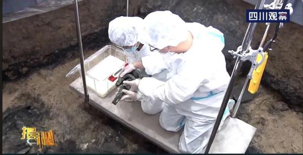 纯白翡翠手镯带点黄聚宝盆真假翡翠手镯-第7张图片-翡翠网 纯白翡翠手镯带点黄聚宝盆真假翡翠手镯-第7张图片-翡翠网