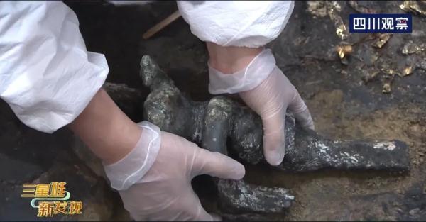 纯白翡翠手镯带点黄聚宝盆真假翡翠手镯-第8张图片-翡翠网 纯白翡翠手镯带点黄聚宝盆真假翡翠手镯-第8张图片-翡翠网