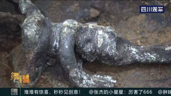 纯白翡翠手镯带点黄聚宝盆真假翡翠手镯-第9张图片-翡翠网 纯白翡翠手镯带点黄聚宝盆真假翡翠手镯-第9张图片-翡翠网