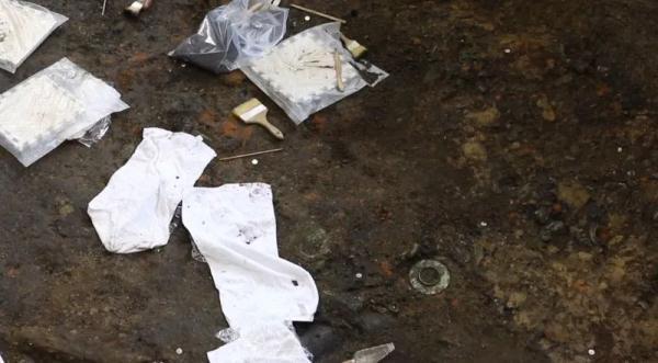 纯白翡翠手镯带点黄聚宝盆真假翡翠手镯-第11张图片-翡翠网 纯白翡翠手镯带点黄聚宝盆真假翡翠手镯-第11张图片-翡翠网