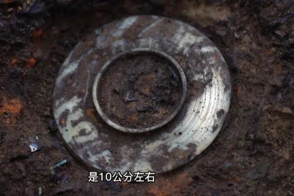 纯白翡翠手镯带点黄聚宝盆真假翡翠手镯-第12张图片-翡翠网 纯白翡翠手镯带点黄聚宝盆真假翡翠手镯-第12张图片-翡翠网