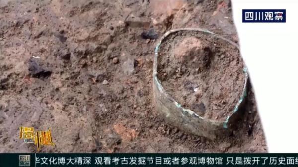 纯白翡翠手镯带点黄聚宝盆真假翡翠手镯-第13张图片-翡翠网 纯白翡翠手镯带点黄聚宝盆真假翡翠手镯-第13张图片-翡翠网