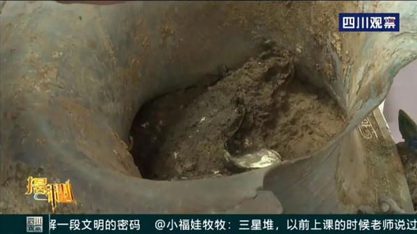 纯白翡翠手镯带点黄聚宝盆真假翡翠手镯-第15张图片-翡翠网 纯白翡翠手镯带点黄聚宝盆真假翡翠手镯-第15张图片-翡翠网