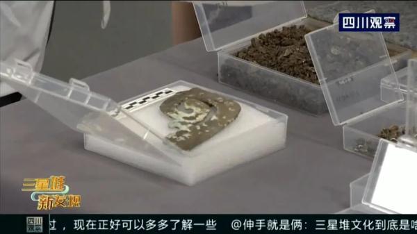 纯白翡翠手镯带点黄聚宝盆真假翡翠手镯-第16张图片-翡翠网 纯白翡翠手镯带点黄聚宝盆真假翡翠手镯-第16张图片-翡翠网