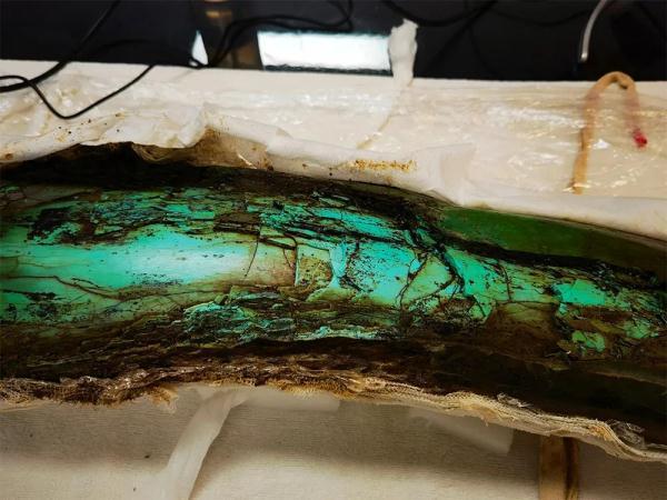 纯白翡翠手镯带点黄聚宝盆真假翡翠手镯-第17张图片-翡翠网 纯白翡翠手镯带点黄聚宝盆真假翡翠手镯-第17张图片-翡翠网