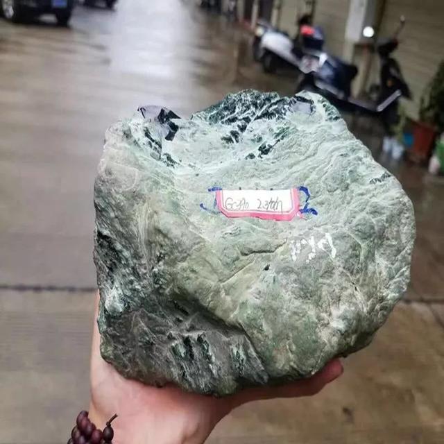 翡翠原石刀砍纹是怎么形成的顶级象皮翡翠原石图片-第1张图片-翡翠网 翡翠原石刀砍纹是怎么形成的顶级象皮翡翠原石图片-第1张图片-翡翠网