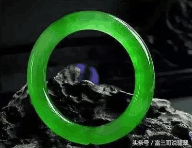 翡翠带黄好不好,翡翠手镯里边有黄点-第1张图片-翡翠网 翡翠带黄好不好,翡翠手镯里边有黄点-第1张图片-翡翠网