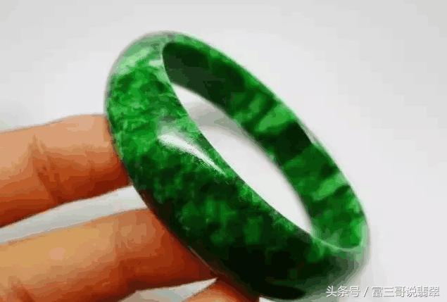 翡翠带黄好不好,翡翠手镯里边有黄点-第2张图片-翡翠网 翡翠带黄好不好,翡翠手镯里边有黄点-第2张图片-翡翠网