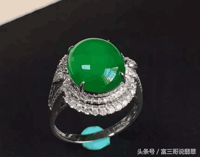 翡翠带黄好不好,翡翠手镯里边有黄点-第3张图片-翡翠网 翡翠带黄好不好,翡翠手镯里边有黄点-第3张图片-翡翠网