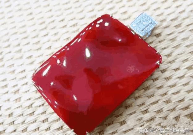 翡翠带黄好不好,翡翠手镯里边有黄点-第8张图片-翡翠网 翡翠带黄好不好,翡翠手镯里边有黄点-第8张图片-翡翠网