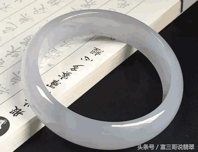 翡翠带黄好不好,翡翠手镯里边有黄点-第15张图片-翡翠网 翡翠带黄好不好,翡翠手镯里边有黄点-第15张图片-翡翠网