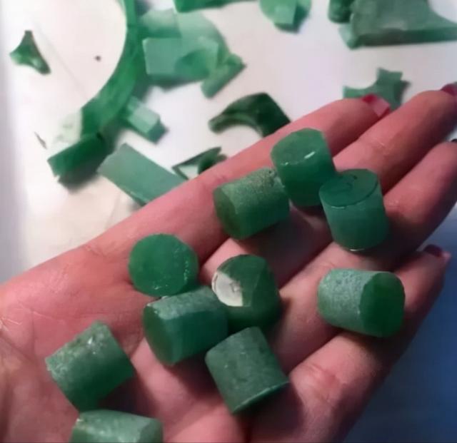 翡翠带黑色的价格翡翠越戴越黑怎么回事-第4张图片-翡翠网 翡翠带黑色的价格翡翠越戴越黑怎么回事-第4张图片-翡翠网