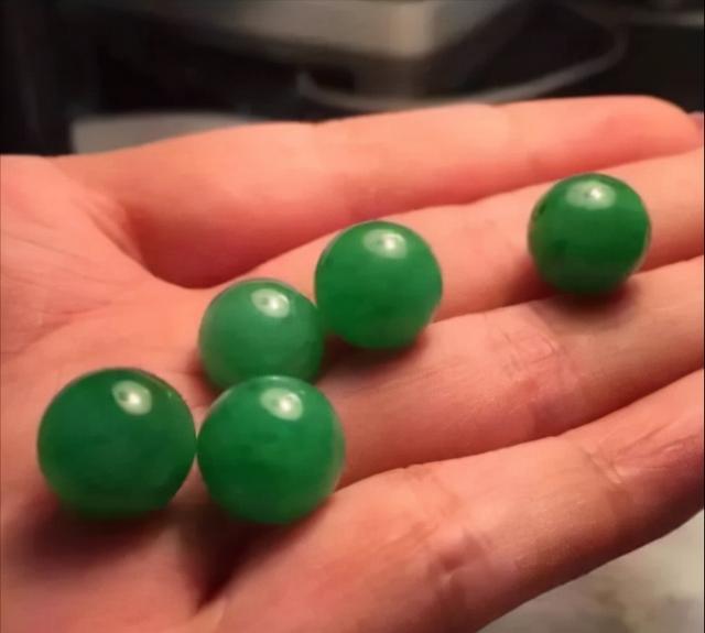 翡翠带黑色的价格翡翠越戴越黑怎么回事-第5张图片-翡翠网 翡翠带黑色的价格翡翠越戴越黑怎么回事-第5张图片-翡翠网