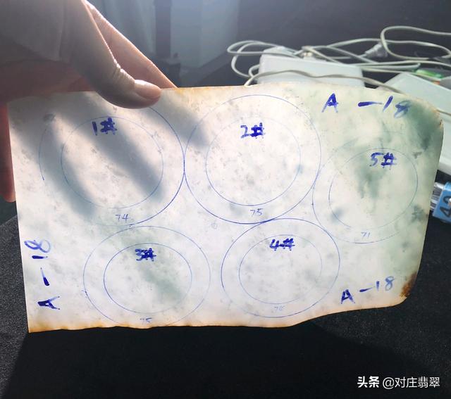 翡翠肉质发白,翡翠原石肉质细发嫩怎么样-第1张图片-翡翠网 翡翠肉质发白,翡翠原石肉质细发嫩怎么样-第1张图片-翡翠网