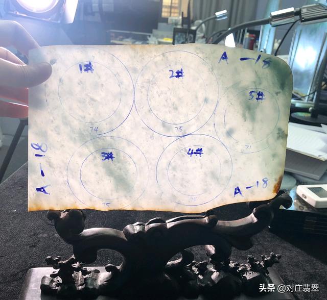 翡翠肉质发白,翡翠原石肉质细发嫩怎么样-第2张图片-翡翠网 翡翠肉质发白,翡翠原石肉质细发嫩怎么样-第2张图片-翡翠网