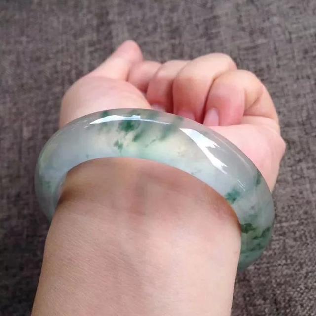 翡翠的棉絮居然散了,翡翠和人有11种缘分-第1张图片-翡翠网 翡翠的棉絮居然散了,翡翠和人有11种缘分-第1张图片-翡翠网