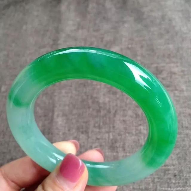 翡翠的棉絮居然散了,翡翠和人有11种缘分-第7张图片-翡翠网 翡翠的棉絮居然散了,翡翠和人有11种缘分-第7张图片-翡翠网