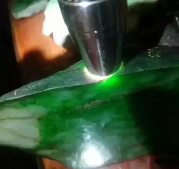 300万缅甸翡翠原石冰种翡翠原石-第5张图片-翡翠网 300万缅甸翡翠原石冰种翡翠原石-第5张图片-翡翠网