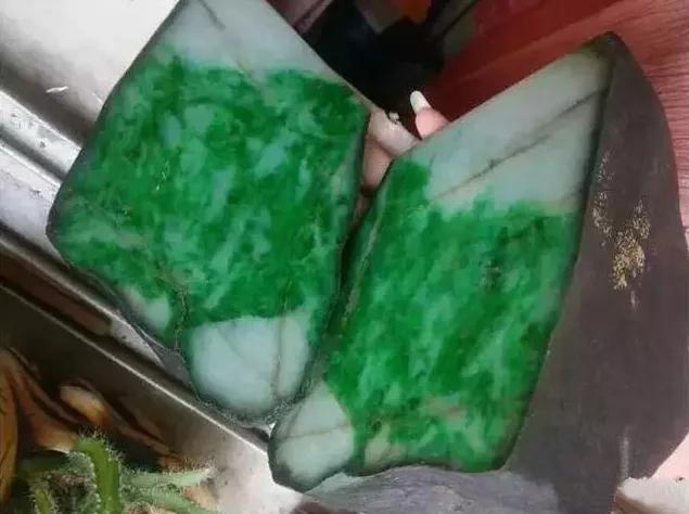 300万缅甸翡翠原石冰种翡翠原石-第6张图片-翡翠网 300万缅甸翡翠原石冰种翡翠原石-第6张图片-翡翠网