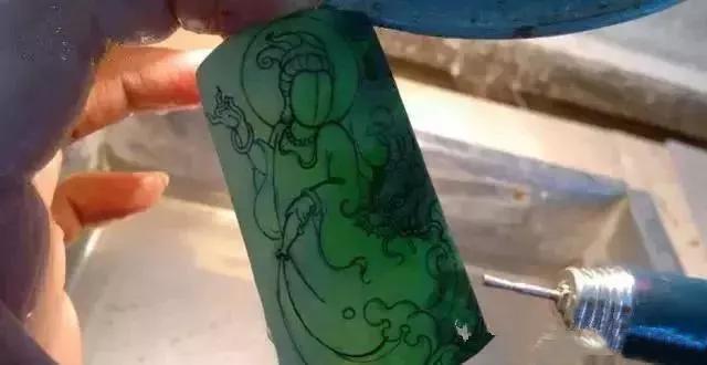 300万缅甸翡翠原石冰种翡翠原石-第7张图片-翡翠网 300万缅甸翡翠原石冰种翡翠原石-第7张图片-翡翠网