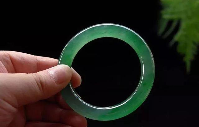 玉镯怎么搭配衣服翡翠手镯配什么衣服好看-第1张图片-翡翠网 玉镯怎么搭配衣服翡翠手镯配什么衣服好看-第1张图片-翡翠网