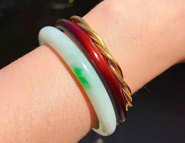 玉镯怎么搭配衣服翡翠手镯配什么衣服好看-第5张图片-翡翠网 玉镯怎么搭配衣服翡翠手镯配什么衣服好看-第5张图片-翡翠网