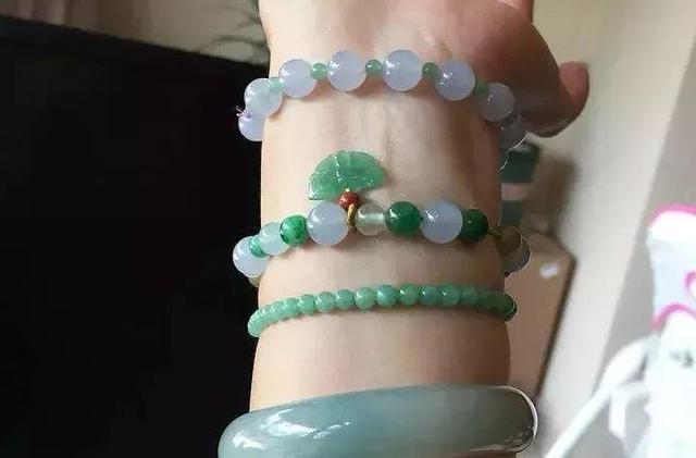 玉镯怎么搭配衣服翡翠手镯配什么衣服好看-第15张图片-翡翠网 玉镯怎么搭配衣服翡翠手镯配什么衣服好看-第15张图片-翡翠网