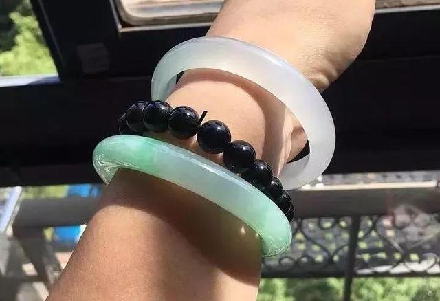 玉镯怎么搭配衣服翡翠手镯配什么衣服好看-第17张图片-翡翠网 玉镯怎么搭配衣服翡翠手镯配什么衣服好看-第17张图片-翡翠网