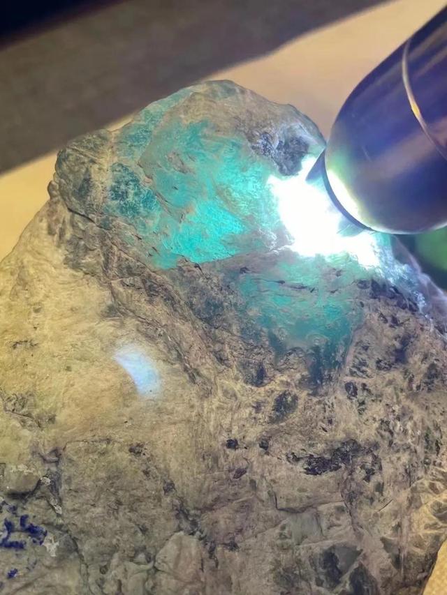 木那天空蓝翡翠原石图片,天空蓝翡翠原石-第3张图片-翡翠网 木那天空蓝翡翠原石图片,天空蓝翡翠原石-第3张图片-翡翠网