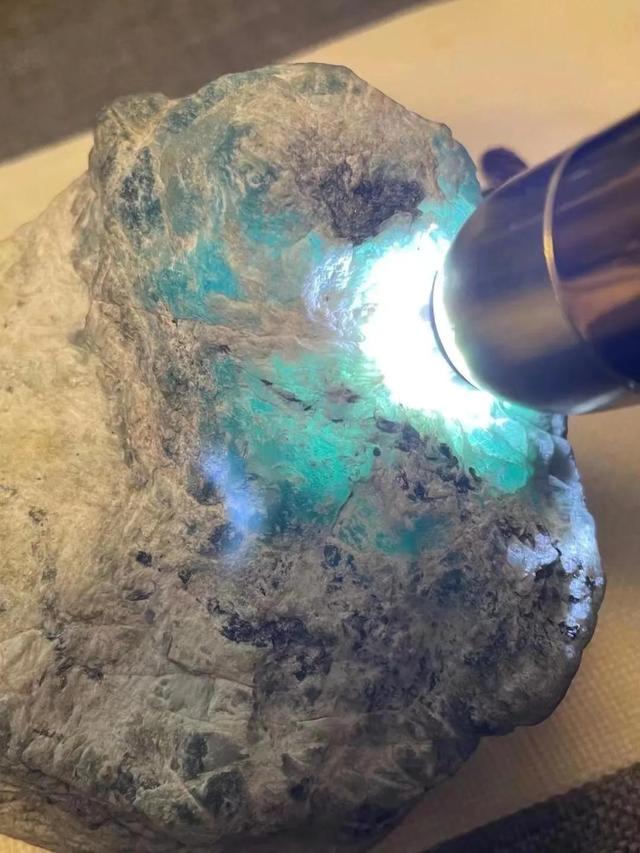 木那天空蓝翡翠原石图片,天空蓝翡翠原石-第7张图片-翡翠网 木那天空蓝翡翠原石图片,天空蓝翡翠原石-第7张图片-翡翠网