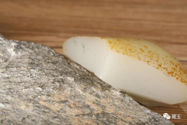 洒金的翡翠原石翡翠杂质与洒金-第5张图片-翡翠网 洒金的翡翠原石翡翠杂质与洒金-第5张图片-翡翠网