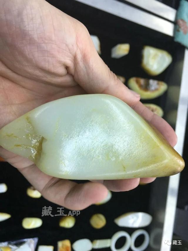 洒金的翡翠原石翡翠杂质与洒金-第16张图片-翡翠网 洒金的翡翠原石翡翠杂质与洒金-第16张图片-翡翠网