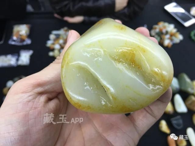 洒金的翡翠原石翡翠杂质与洒金-第17张图片-翡翠网 洒金的翡翠原石翡翠杂质与洒金-第17张图片-翡翠网