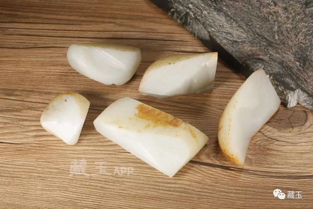 洒金的翡翠原石翡翠杂质与洒金-第20张图片-翡翠网 洒金的翡翠原石翡翠杂质与洒金-第20张图片-翡翠网