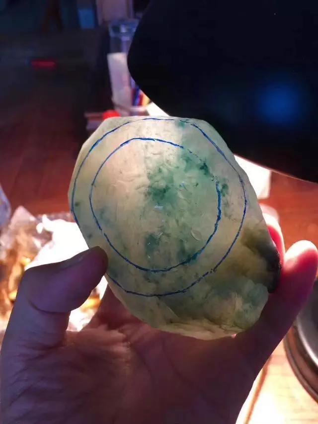 我有翡翠原石怎么出手,翡翠原石去皮视频-第6张图片-翡翠网 我有翡翠原石怎么出手,翡翠原石去皮视频-第6张图片-翡翠网